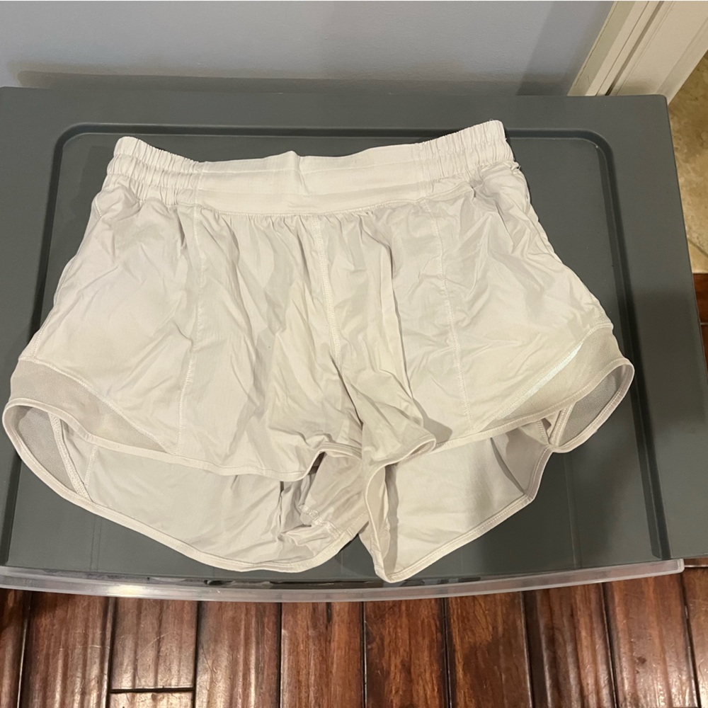 white lulu hottie hot shorts size 8 4 inch inseam